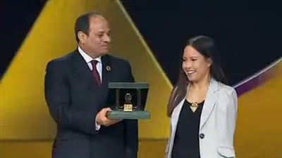 لفتة إنسانية للسيسي مع أول قائدة طيران بدون ذراعين