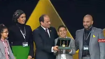 السيسي يكرم أسرة الطفل زين محارب السرطان