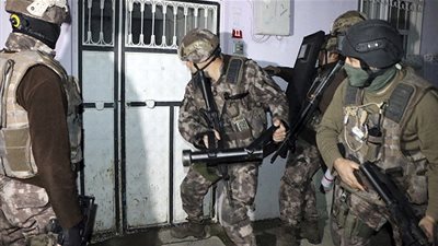 الداخلية التركية تؤكد استمرار ترحيل المقاتلين الأجانب الإرهابيين إلى بلادهم