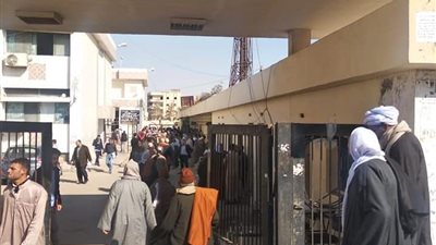 أهالي حادث المنوفية ينتظرون جثامين الضحايا بمستشفى السادات (صور)