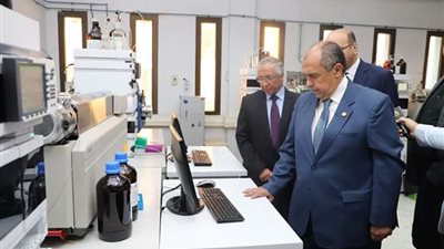 وزير الزراعة يتابع إنجازات المعمل المركزي لتحليل متبقيات المبيدات