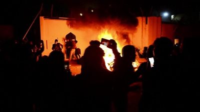 المتظاهرون يحرقون شجرة عيد الميلاد في لبنان