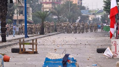 الجيش اللبناني يفتح طريق رئيسي قطعه محتجون في شمال البلاد