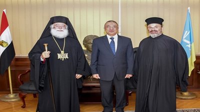 البابا ثيودوروس يزور محافظ الاسكندرية لتهنئته بالمنصب الجديد