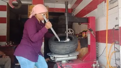 قصة كفاح أم كريم.. أول سيدة مصرية تعمل في لحام الكاوتش (فيديو)