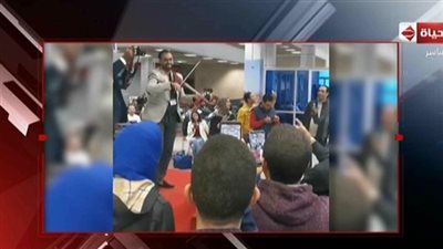 شاهد.. مصري يودع شباب العالم بـ