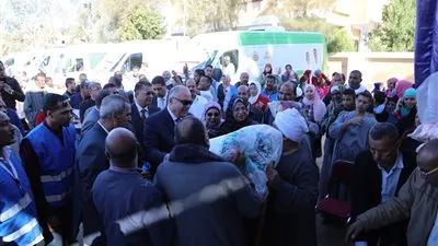 محافظ قنا يوزع أغطية للأسر الأكثر احتياجًا بقرية الجزيرية