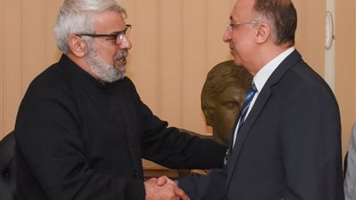 محافظ الإسكندرية يستقبل القمص انطونيوس غطاس