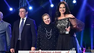 حنان مطاوع تخطف الأنظار بالأسود أثناء تكريمها في حفل 