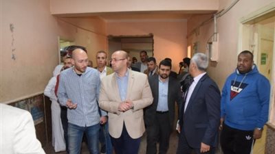 بعد شكوى من أسرة طفل مريض.. محافظ بني سويف يتفقد مستشفى ببا للاطمئنان على توافر الأكسجين (صور)