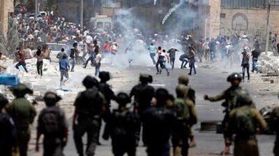 إصابة عشرات الفلسطينيين بالاختناق في مواجهات مع الاحتلال بالضفة