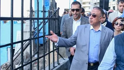 محافظ الإسكندرية يوجه بإزالة كافة الموانع الحاجبة لرؤية البحر (صور)