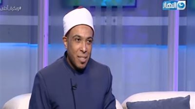 مذيعة تحرج عالم أزهري على الهواء.. والأخير يرد (فيديو)