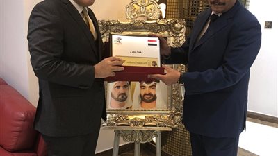 تكريم المستشار العمالي بالإمارات لانتهاء فترة عمله