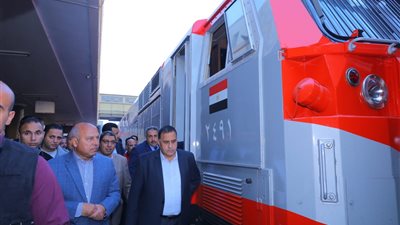 وزير النقل يستقل أول جرار أمريكي بخط الصعيد (صور)