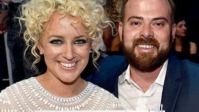 المغنية الريفية كاميرون دوكس تضع طفلها الأول