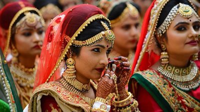 رجل أعمال هندي يتكفل بتزويج 271 فتاة في حفل ضخم استمر ليومين (صور) 