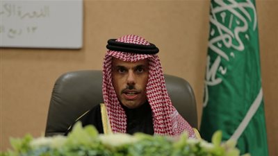 وزير الخارجية السعودي يستقبل عدداً من الدارسين بمعهد 