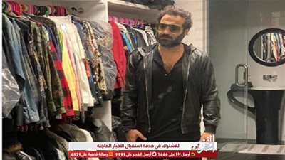 أحمد فهمي يغازل جمهوره من داخل غرفة ملابسه