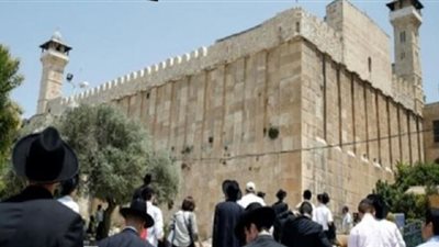 مستوطنون يهود يؤدون رقصات تلمودية داخل المسجد الإبراهيمي  