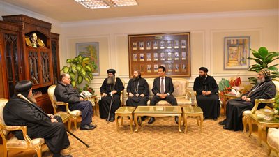 وفد كنسى من ايبارشية يقدم التهنئة لمحافظ أسيوط