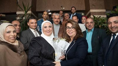 لبنى عسل عن استقبال غادة والي لنيفين القباج بالورود: مشهد إيجابي.. (فيديو)