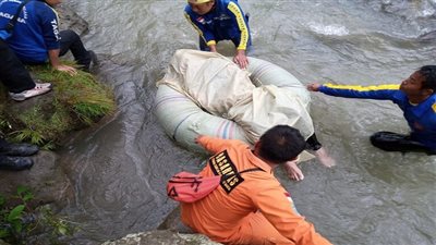 مقتل وإصابة 40 شخصا جراء سقوط حافلة بواد في إندونيسيا