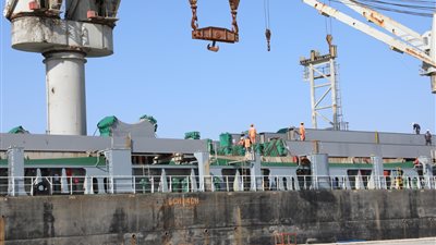 مصر تستقبل أول سفينة تحمل معدات كوبري الفردان الجديد