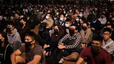 شرطة هونج كونج تطلق الغاز المسيل للدموع لتفريق المتظاهرين 