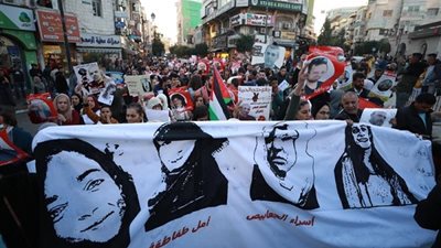 قوات الاحتلال تحتجز كاتبا فلسطينيا بارزا بالضفة الغربية 