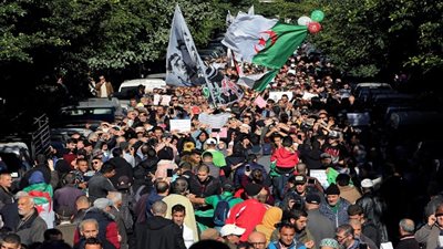 طلاب جزائريون يتظاهرون من أجل التغيير 