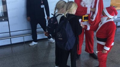 شاهد.. بابا نويل ونجله يوزعان الهداية على سياح مطار الغردقة الدولي (فيديو)