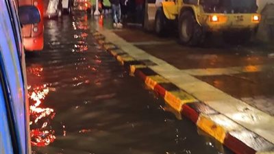 مياه البحر تغرف طريق كورنيش الإسكندرية (صور)