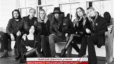 أسرة مايلي سايرس تجتمع للاحتفال بالكريسماس في صورة تذكارية