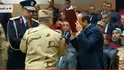 رئيس الوطنية للإنتاج الحيواني يهدي السيسي نسخة من كتاب الله