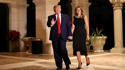 الرئيس الأمريكي وزوجته يحتفلان بأعياد الكريسماس في منتجع Palm Beach بفلوريدا (صور)