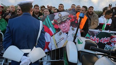 الآلاف ينعون قائد الجيش الجزائري