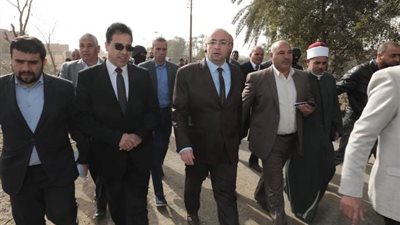 محافظ بني سويف يغير مساره فجأة.. ويحيل رئيس قرية للتحقيق (صور)