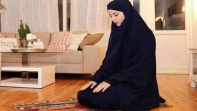 صلاة المرأة في بيتها على صوت إمام المسجد