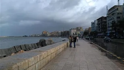 رغم السيول.. السكندريون يستمتعون بالأجواء على الكورنيش (صور)