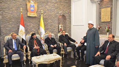 محافظ الإسماعيلية في زيارة للكنيسة الكاثوليكية لتقديم التهنئة للأقباط (صور)