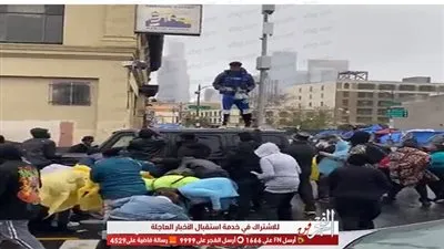 شاهد.. مطرب شهير يتفاخر بتوزيعه النقود على الفقراء (صور)