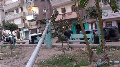 الرياح تقتلع عامود إنارة بكفر الزيات
