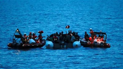 بريطانيا تنقذ 15 مهاجرا قبالة سواحل 