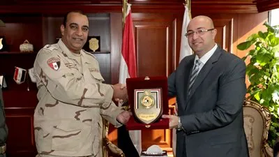 محافظ بني سويف يكرم المستشار العسكري