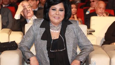 أبرزهم إسعاد يونس وكرارة.. 25 فنانا تألقوا على كرسي المذيع