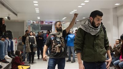 المحتجون اللبنانيون يعبرون عن استيائهم من السياسات المصرفية