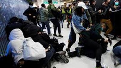 شرطة هونج كونج تعتقل عشرات المتظاهرين في مركز للتسوق