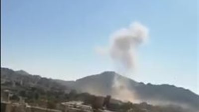 أول فيديو للهجوم الصاروخي على حفل تخريج لعسكريين باليمن