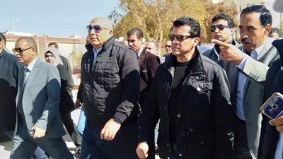 وزير الرياضة ومحافظ الوادي الجديد يتفقدان مشروع البطل الأوليمبي
